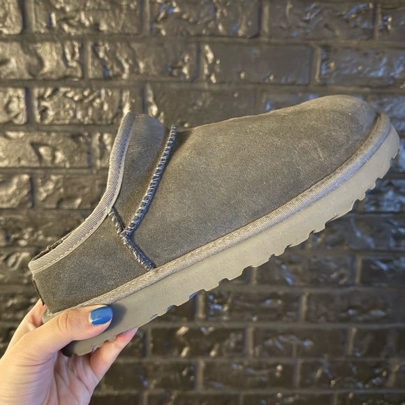 Ugg classic slipper in gray - Picture 1 of 3